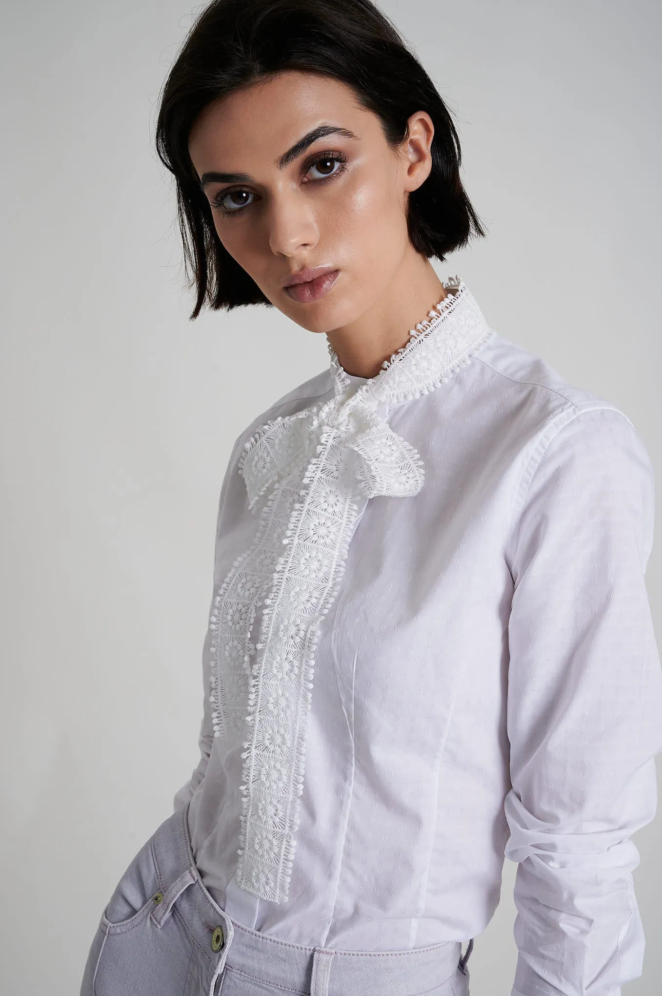 100% cotton shirt with ribbon lace at collar