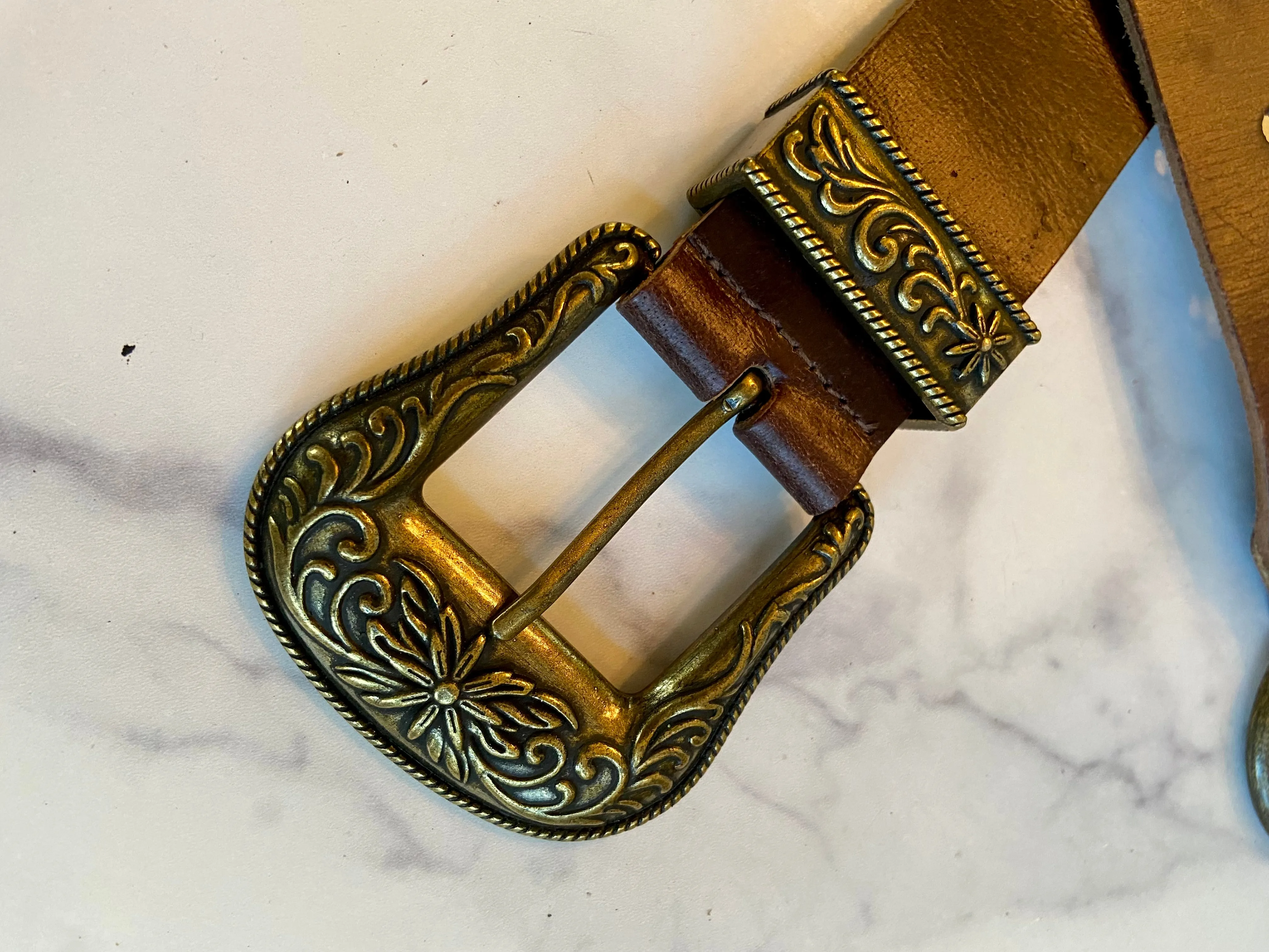 Big bronze buckle leather belt